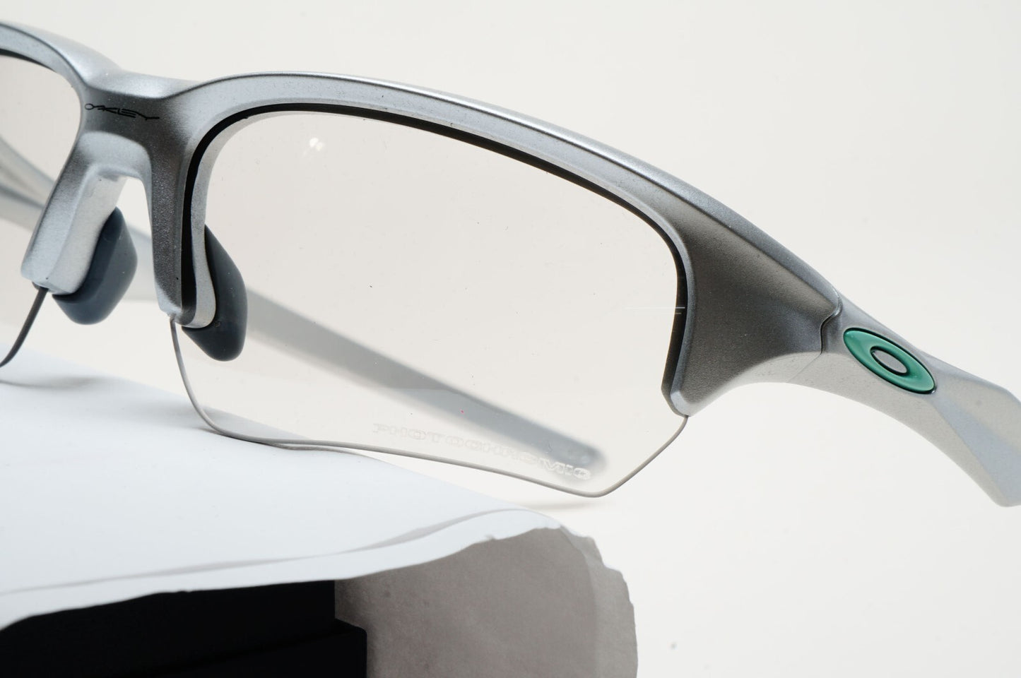 Oakley Sunglasses Photochromic Flak Beta (A) Silver Clear Black OO 9372 10 65mm