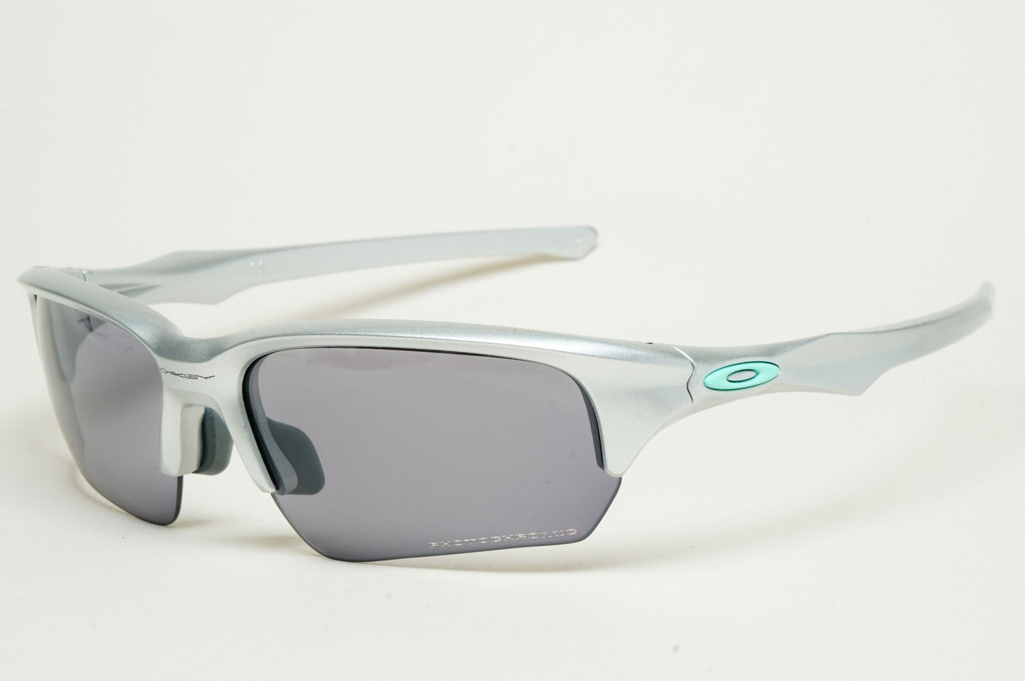 Oakley Sunglasses Photochromic Flak Beta (A) Silver Clear Black OO 9372 10 65mm