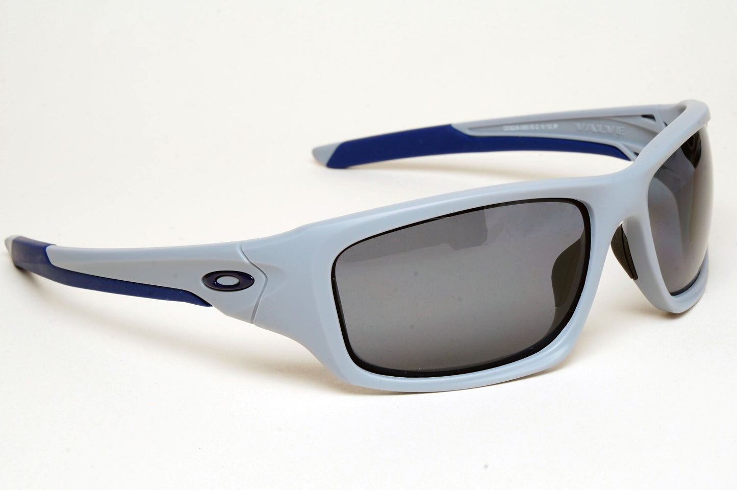 Oakley Sunglasses Polarized Valve Grey Blue Matte Fog Sport Wrap OO 9236 05