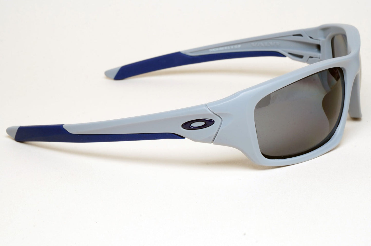 Oakley Sunglasses Polarized Valve Grey Blue Matte Fog Sport Wrap OO 9236 05