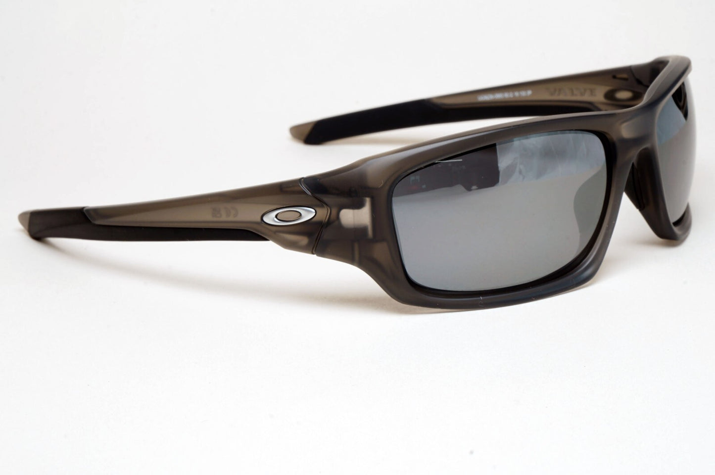 Oakley Sunglasses Polarized Valve Grey Matte Black Iridium OO 9236 Valve 06