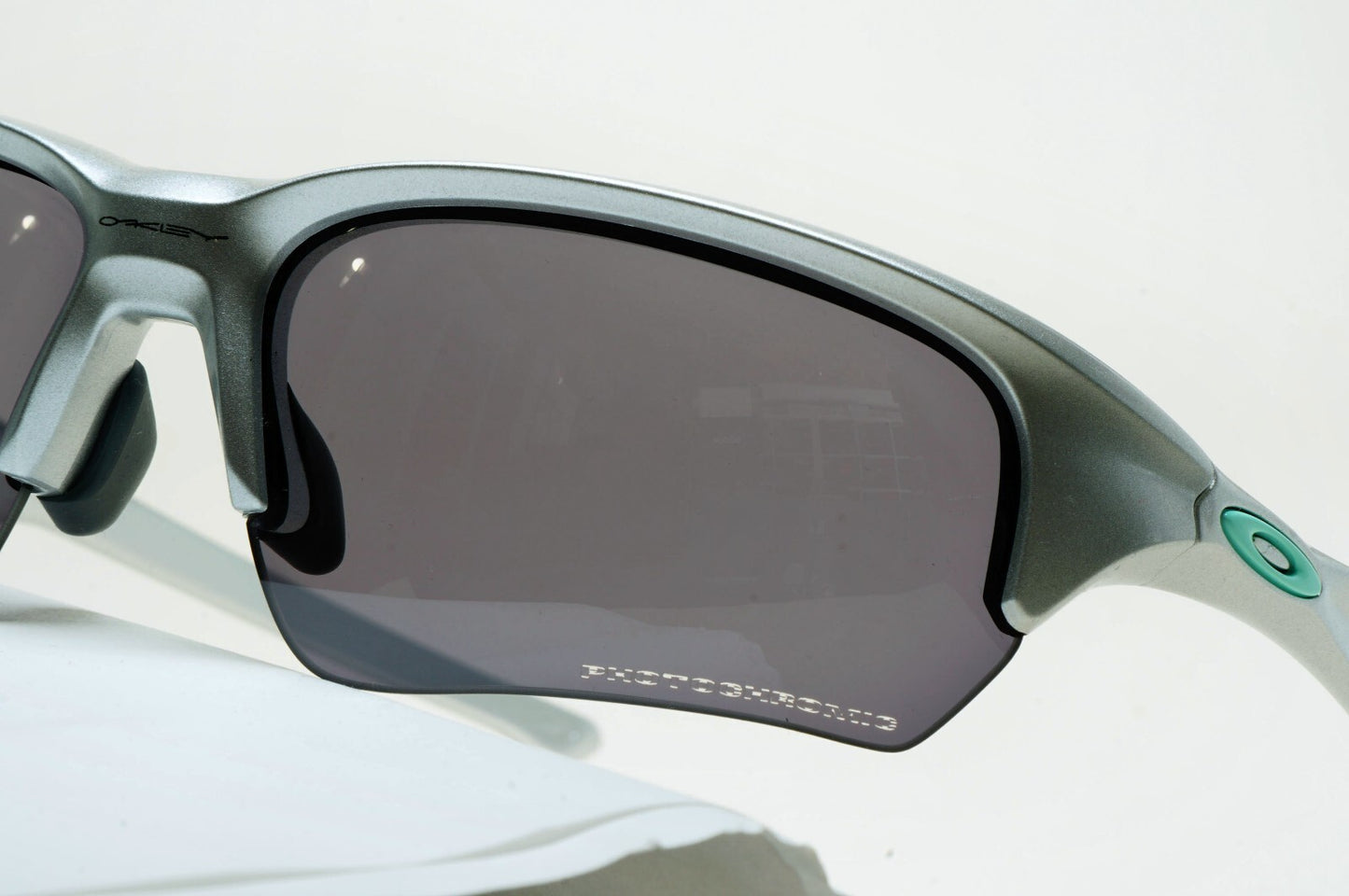 Oakley Sunglasses Photochromic Flak Beta (A) Silver Clear Black OO 9372 10 65mm