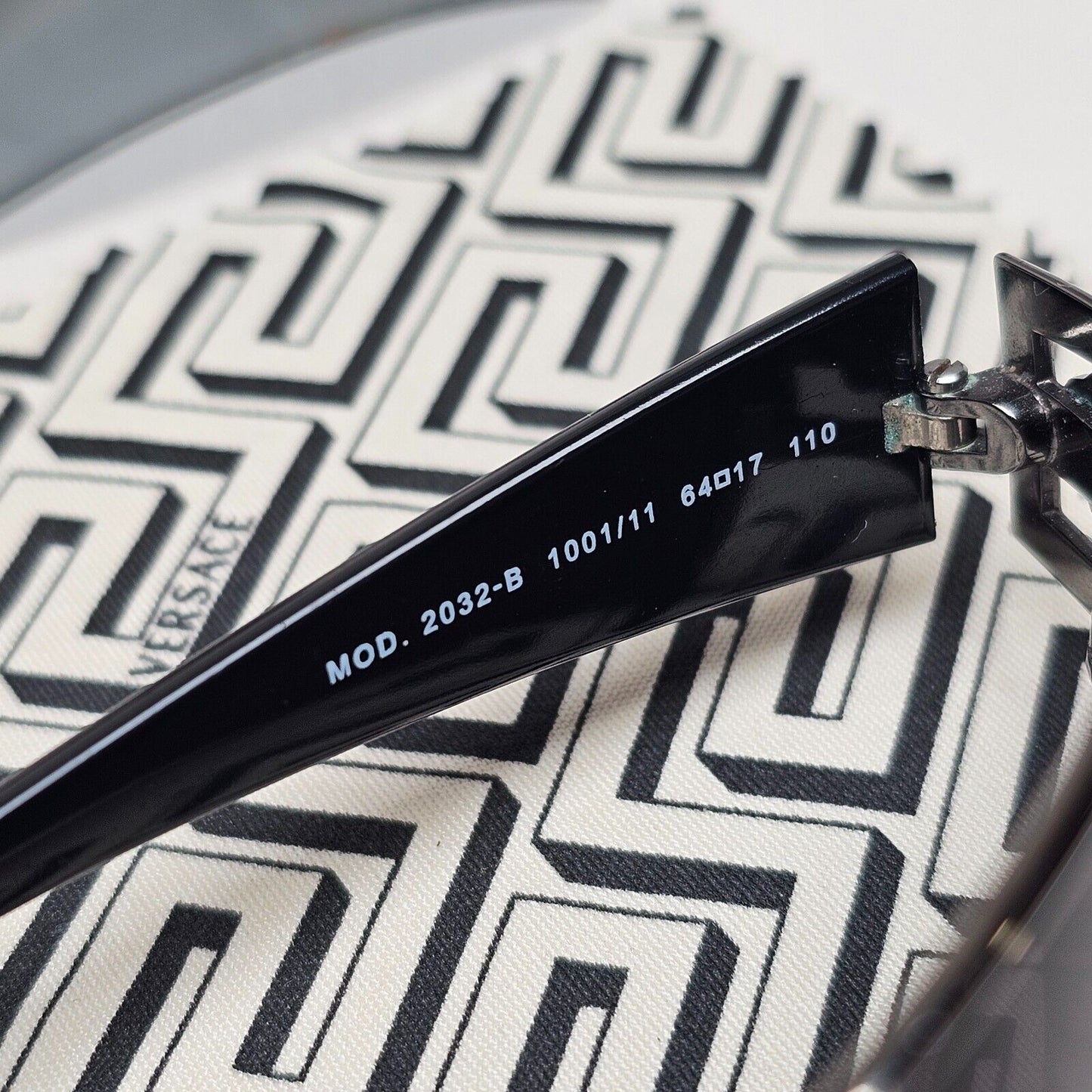 Versace Sunglasses 2004 Vintage Black Gunmetal Wrap MOD 2032-B 1001/11 180125