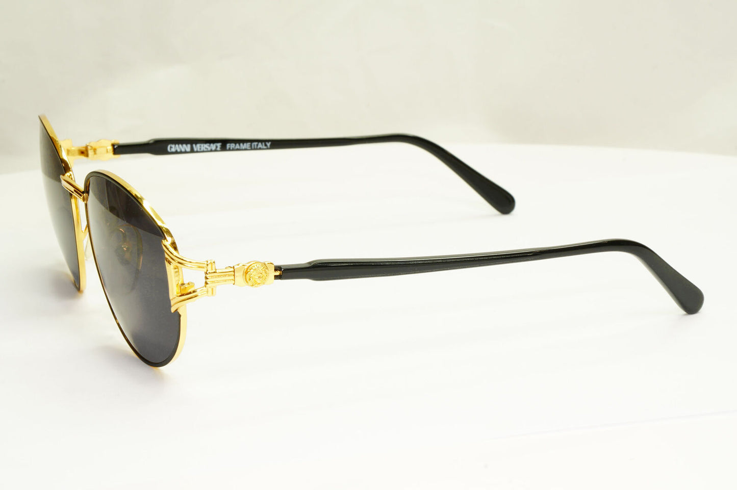 Gianni Versace 1995 Vintage Gold Medusa Black Retro Sunglasses MOD G28 COL 18L