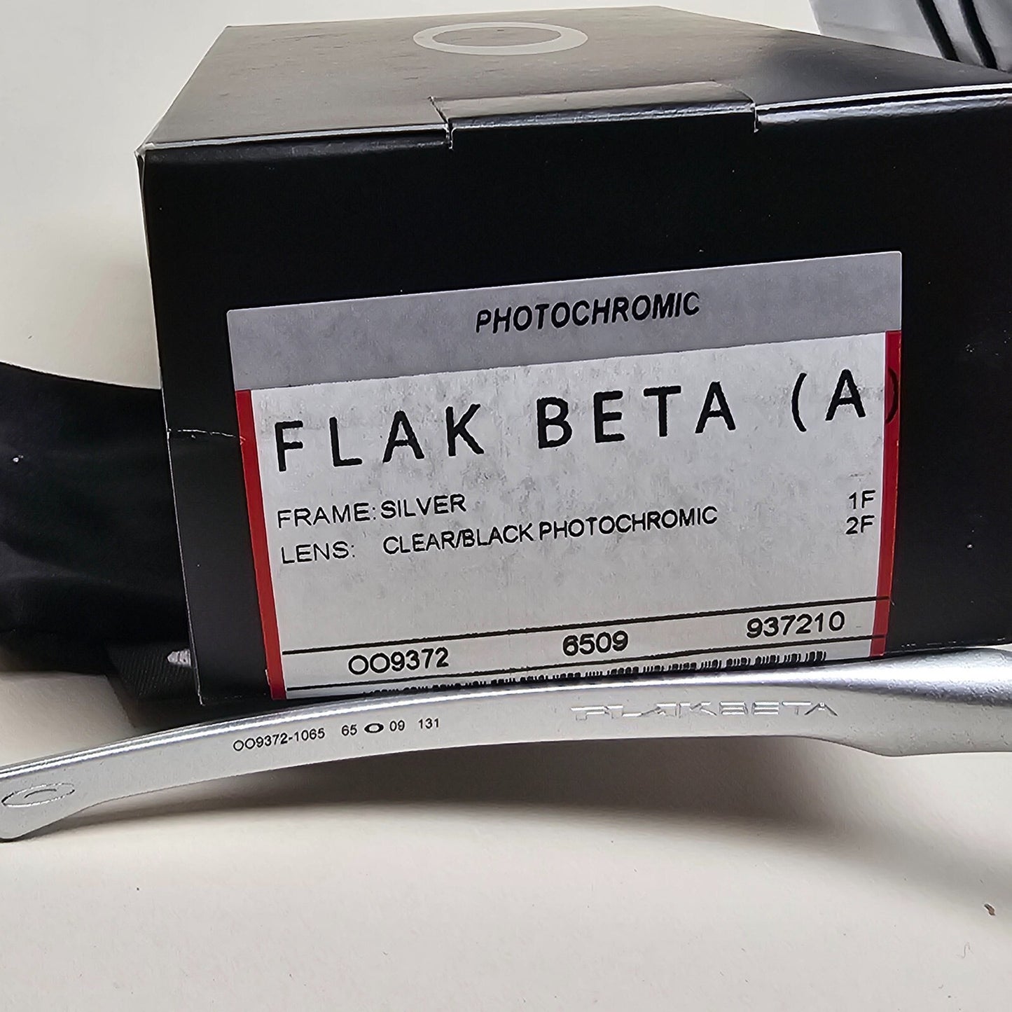 Oakley Sunglasses Photochromic Flak Beta (A) Silver Clear Black OO 9372 10 65mm