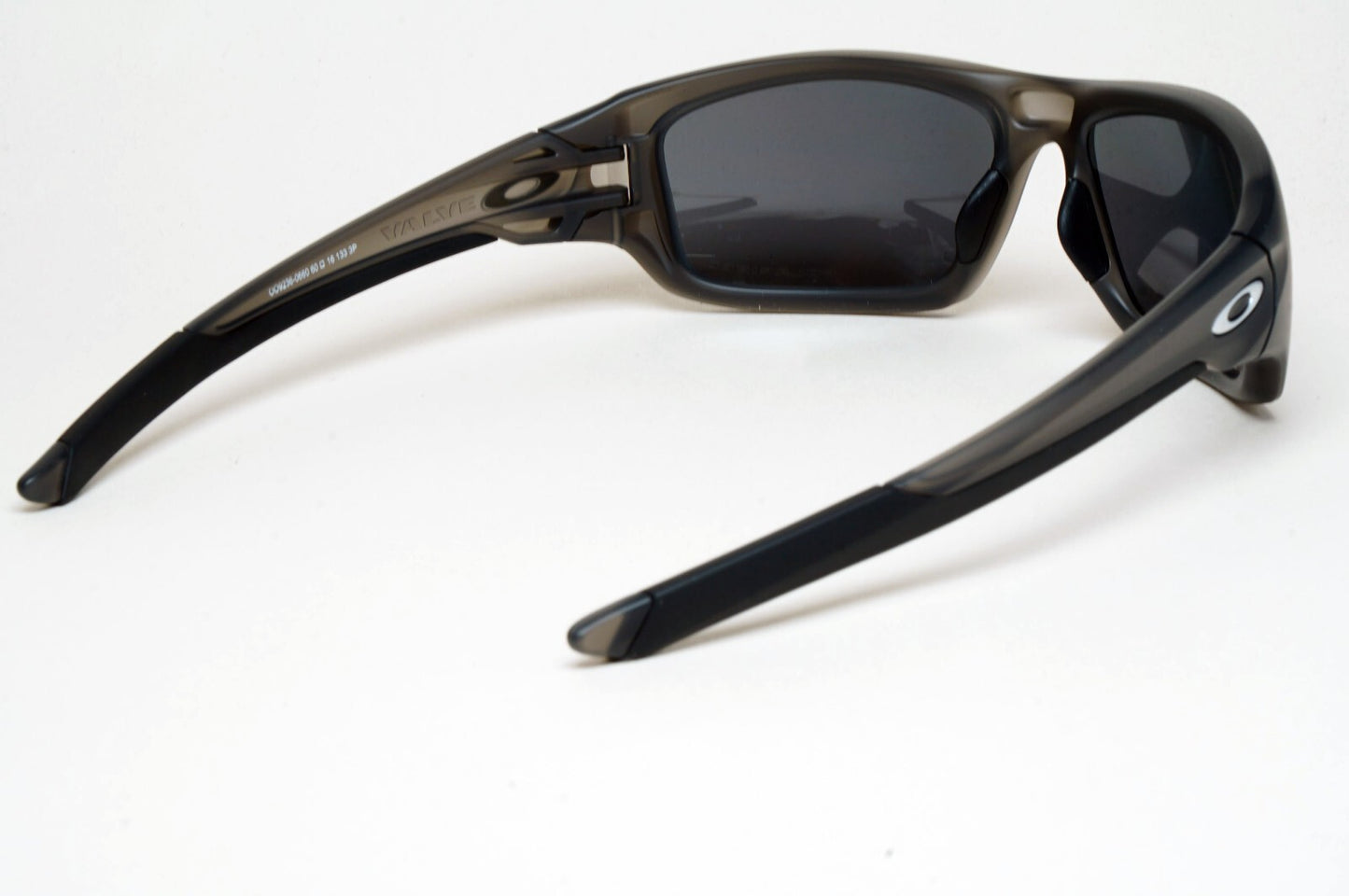 Oakley Sunglasses Polarized Valve Grey Matte Black Iridium OO 9236 Valve 06