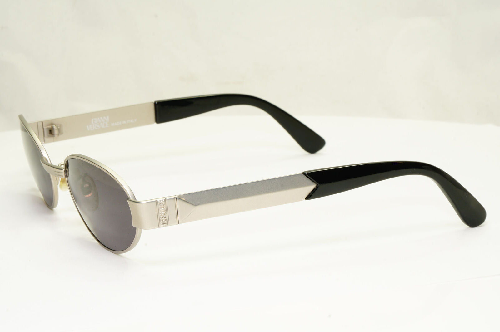 Gianni Versace 1996 Vintage Unisex Silver Oval Metal Sunglasses MOD S30 COL 22M
