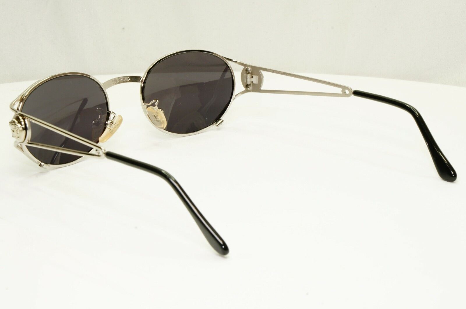 Gianni Versace 1996 Vintage Silver Medusa Oval Metal Sunglasses MOD G98 COL 26M