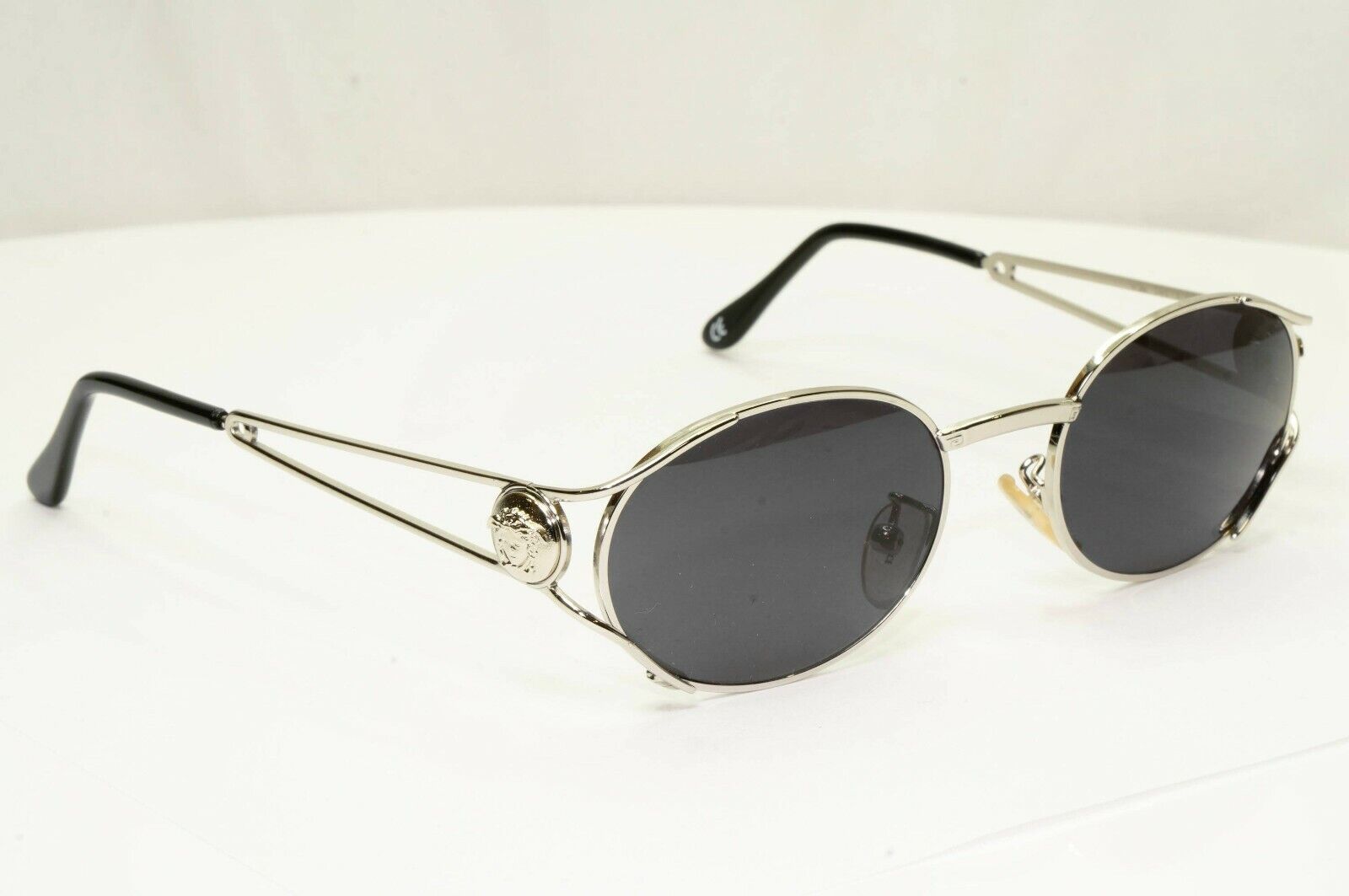Gianni Versace 1996 Vintage Silver Medusa Oval Metal Sunglasses MOD G98 COL 26M