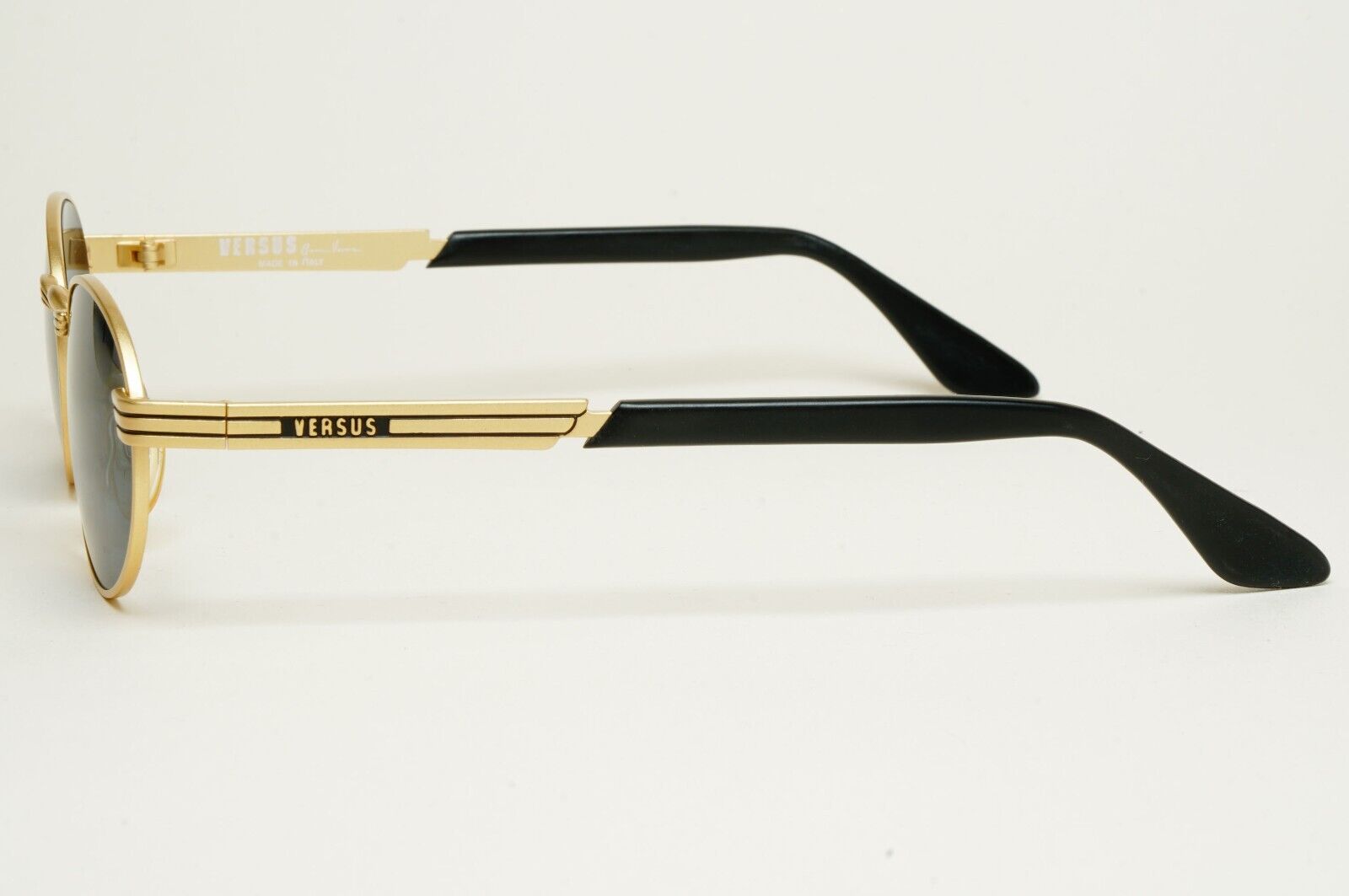 Versus Sunglasses 1996 by Gianni Versace Vintage Gold Oval Black MOD F07 COL 38M