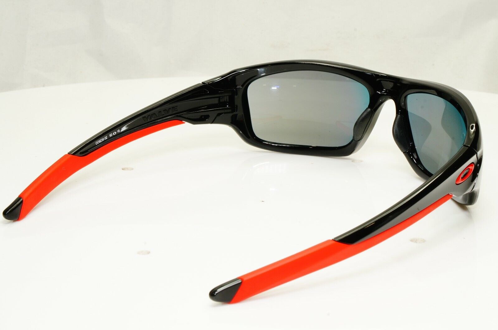 Authentic Oakley Mens Valve Sunglasses Black Red Iridium Mirror OO 9236-02