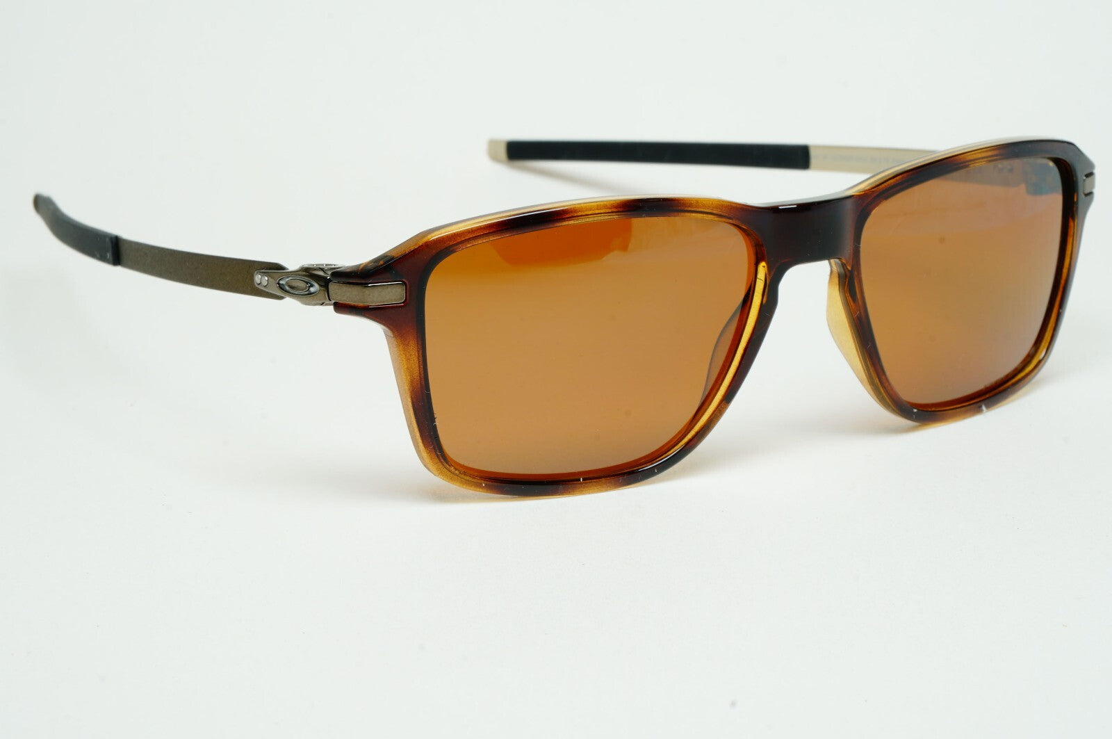 Oakley Sunglasses Wheel House Polarized Brown Tungsten OO 9469 04 54mm