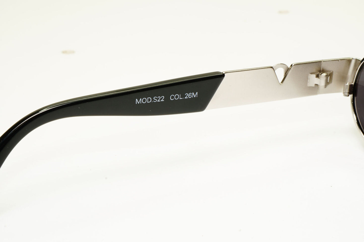 Gianni Versace 1996 Vintage Unisex Silver Oval Metal Sunglasses MOD S22 COL 26M