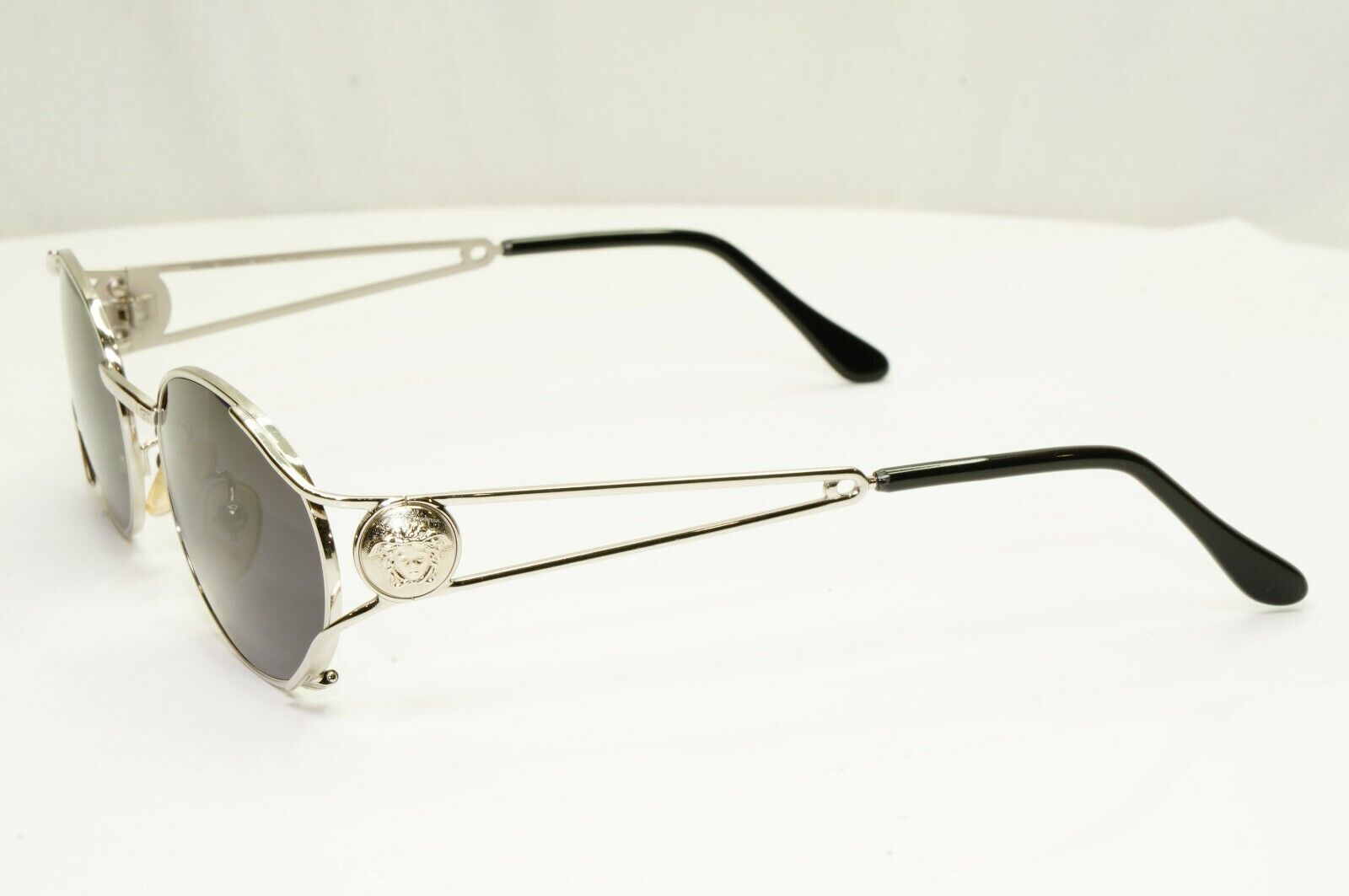 Gianni Versace 1996 Vintage Silver Medusa Oval Metal Sunglasses MOD G98 COL 26M