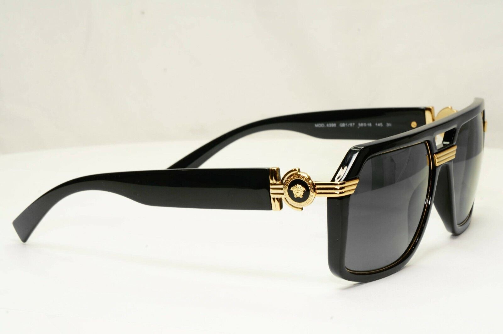 Authentic Versace Mens Black Gold Medusa Square Sunglasses 4399 GB1/87