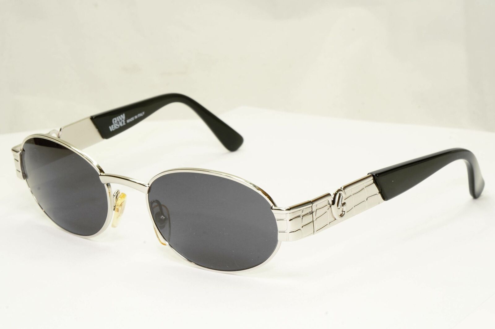 Gianni Versace 1996 Vintage Unisex Silver Oval Metal Sunglasses MOD S22 COL 26M