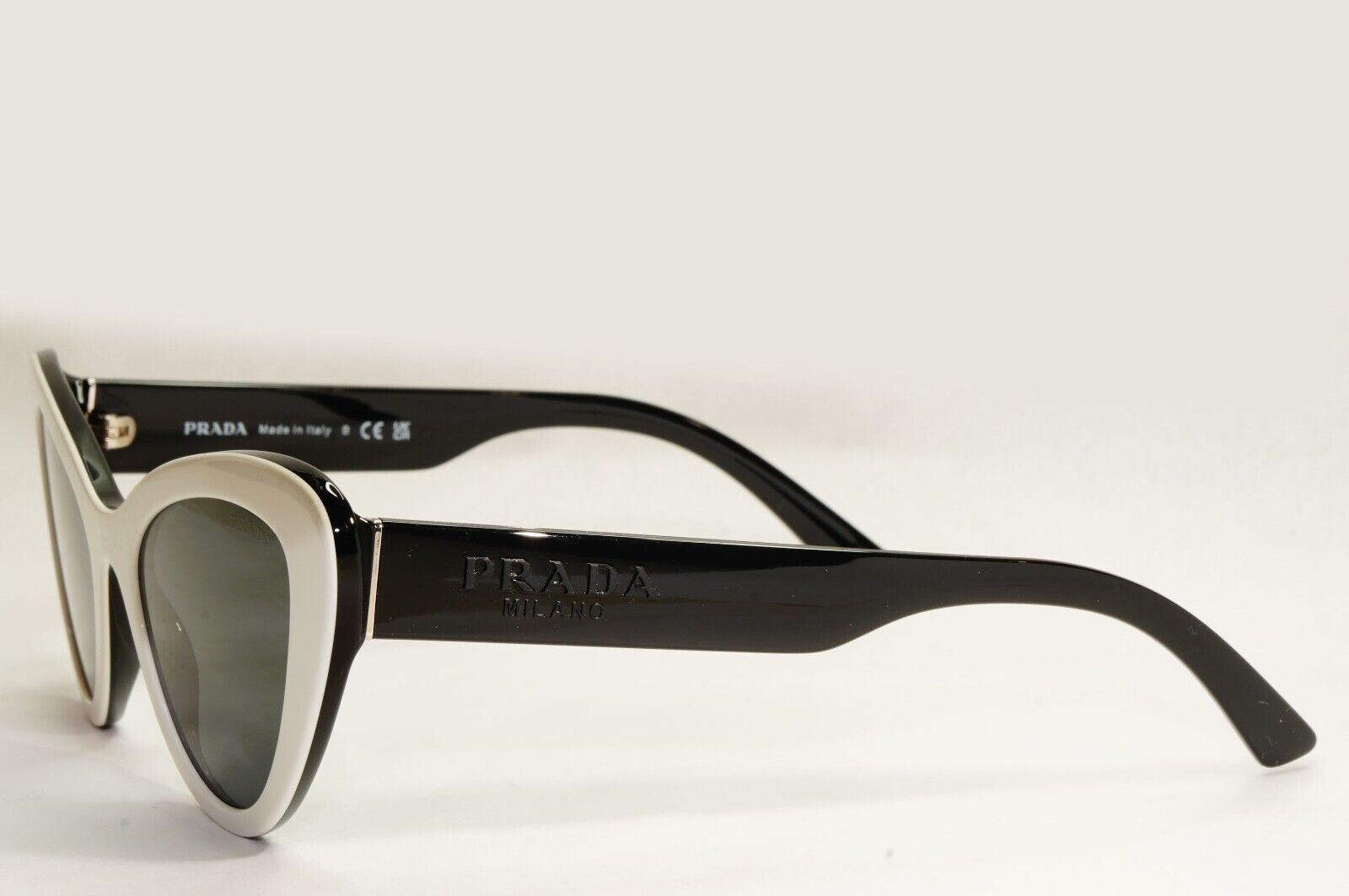 Prada Sunglasses White Black Cat Eye Milano Designer PR13YS SPR 13Y 10A-5S0 [a]