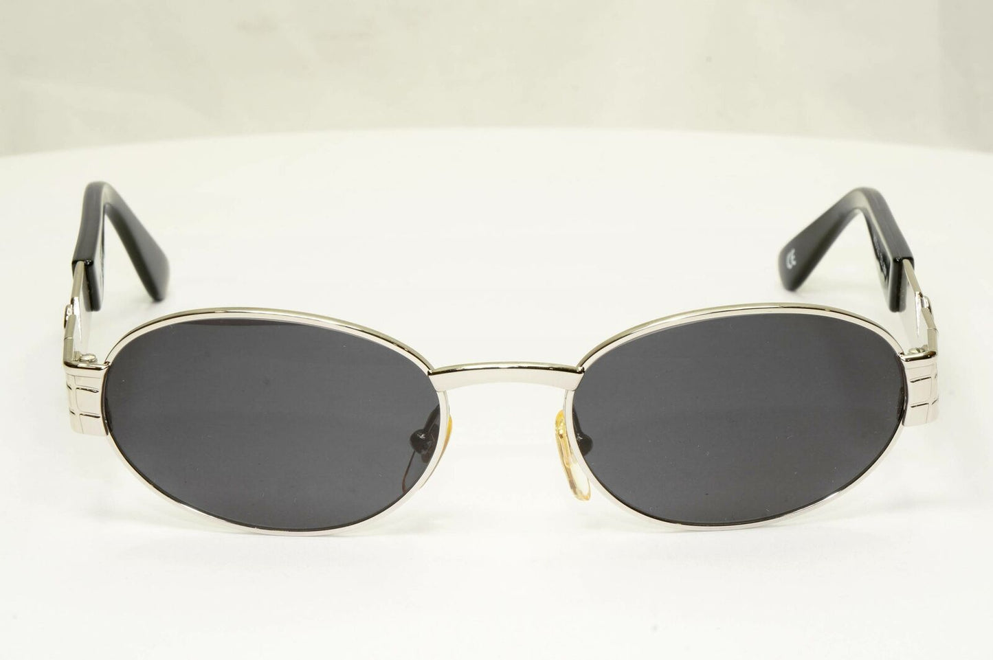 Gianni Versace 1996 Vintage Unisex Silver Oval Metal Sunglasses MOD S22 COL 26M