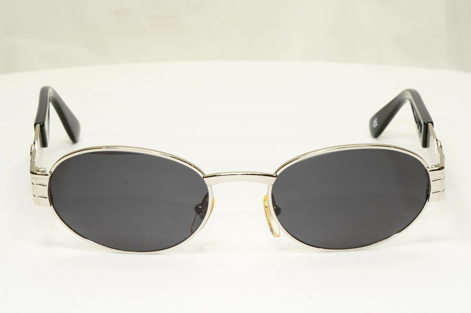 Gianni Versace 1996 Vintage Unisex Silver Oval Metal Sunglasses MOD S22 COL 26M
