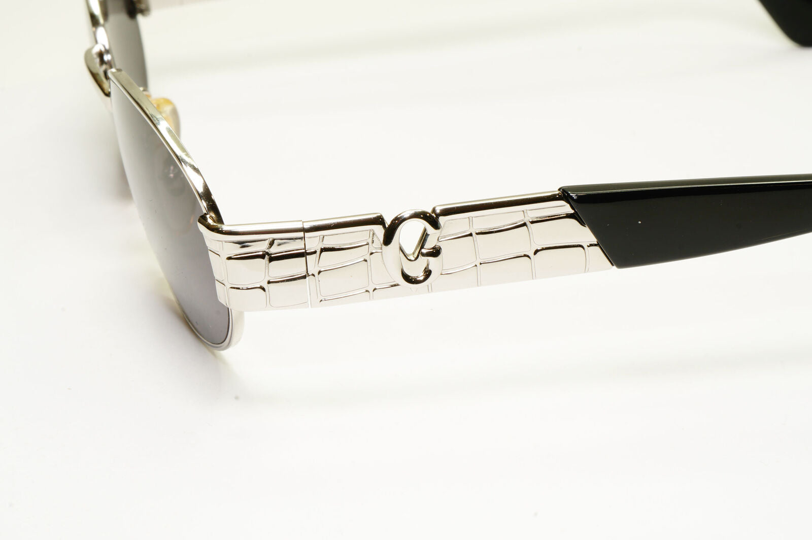 Gianni Versace 1996 Vintage Unisex Silver Oval Metal Sunglasses MOD S22 COL 26M