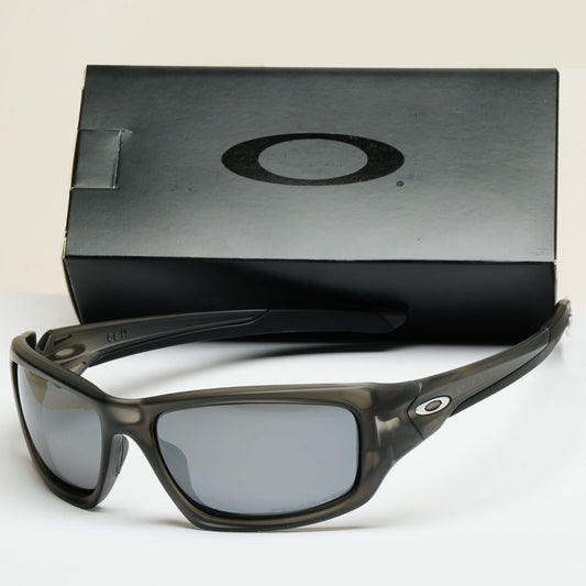 Oakley Sunglasses Polarized Valve Grey Matte Black Iridium OO 9236 Valve 06
