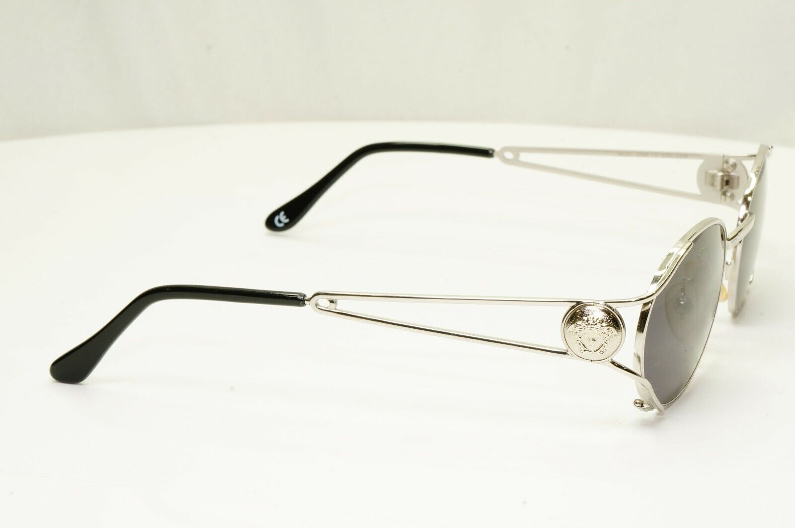 Gianni Versace 1996 Vintage Silver Medusa Oval Metal Sunglasses MOD G98 COL 26M