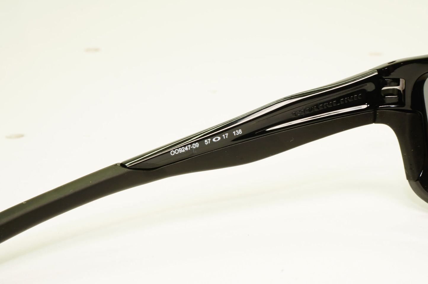 Oakley Chainlink Polarised Sunglasses Black Iridium Silver Mirror OO 9247 09