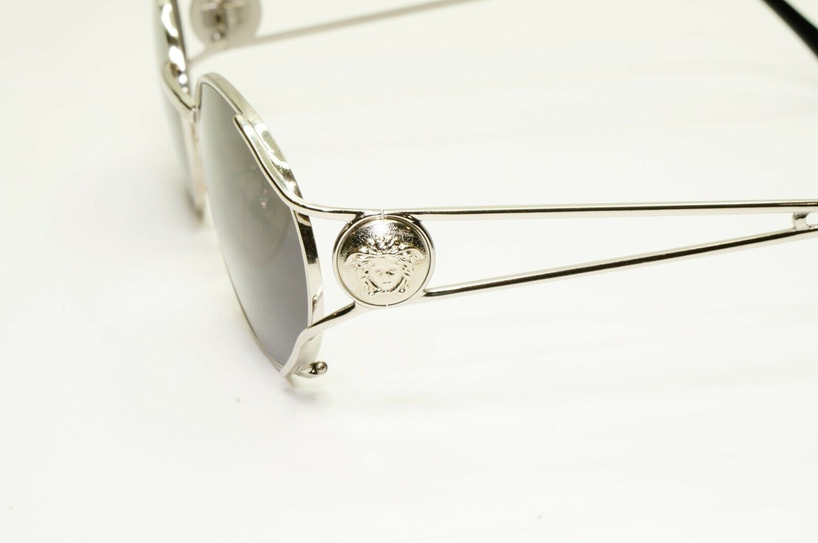 Gianni Versace 1996 Vintage Silver Medusa Oval Metal Sunglasses MOD G98 COL 26M