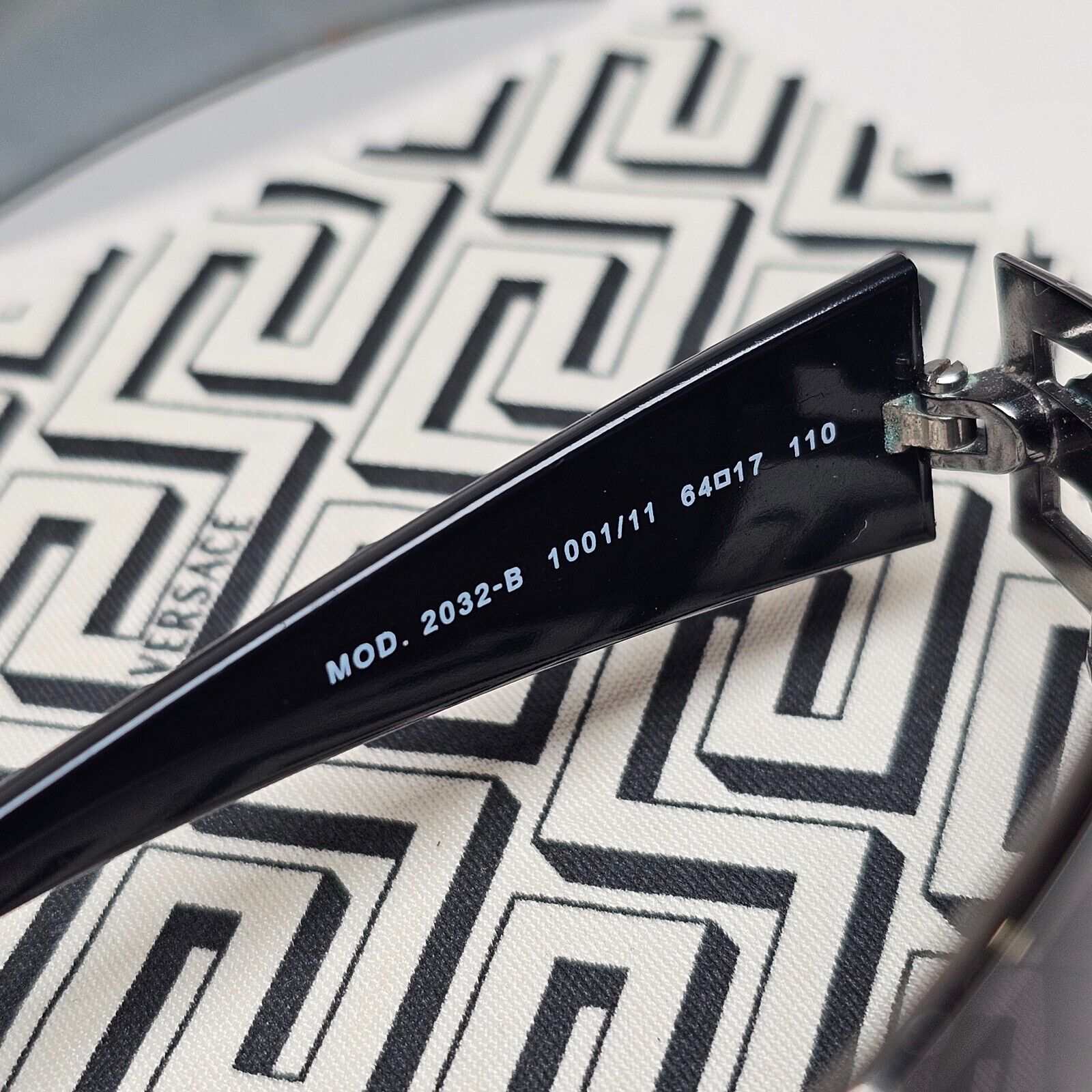 Versace Sunglasses 2004 Vintage Black Gunmetal Wrap MOD 2032-B 1001/11 180125
