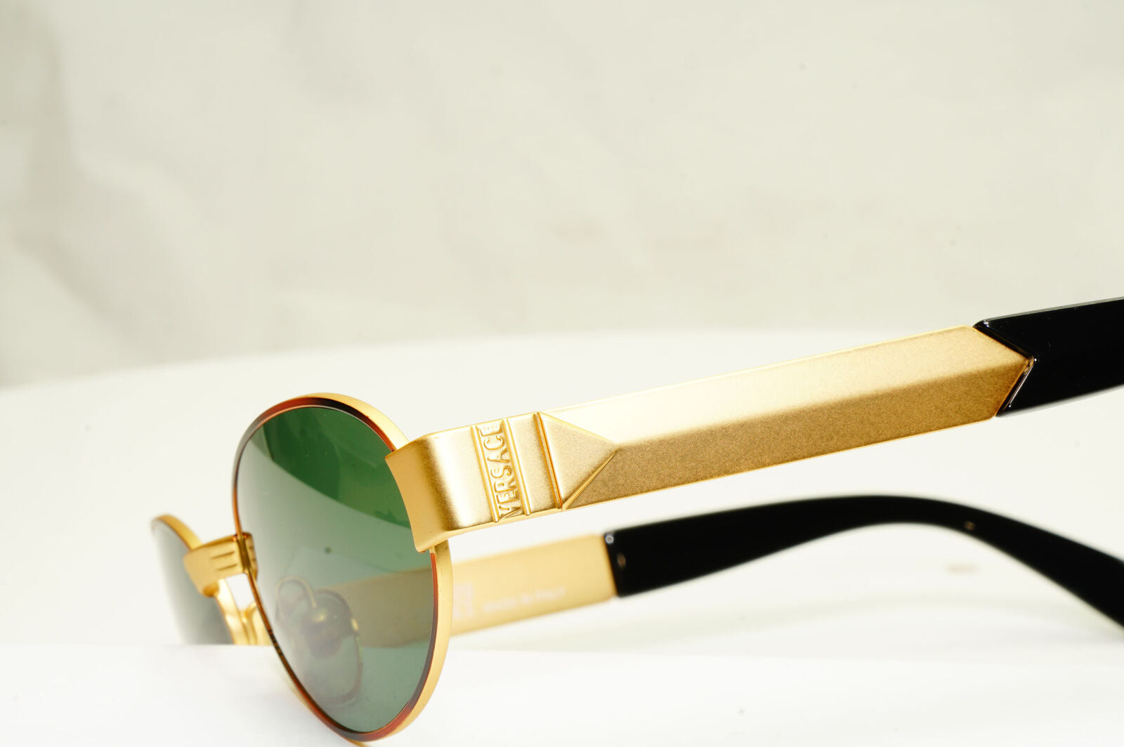Gianni Versace 1996 Vintage Unisex Gold Oval Metal Sunglasses MOD S30 COL 14M