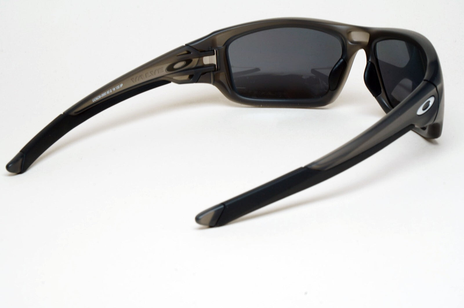 Oakley Sunglasses Polarized Valve Grey Matte Black Iridium OO 9236 Valve 06