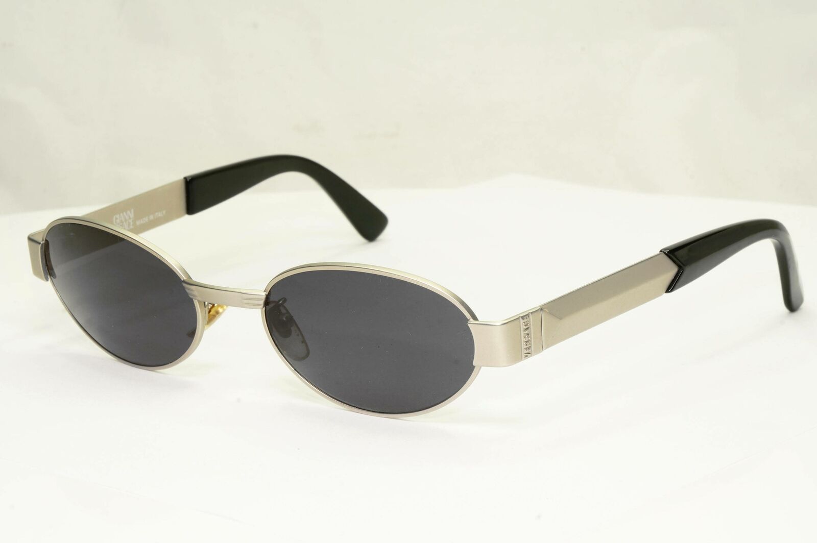 Gianni Versace 1996 Vintage Unisex Silver Oval Metal Sunglasses MOD S30 COL 22M