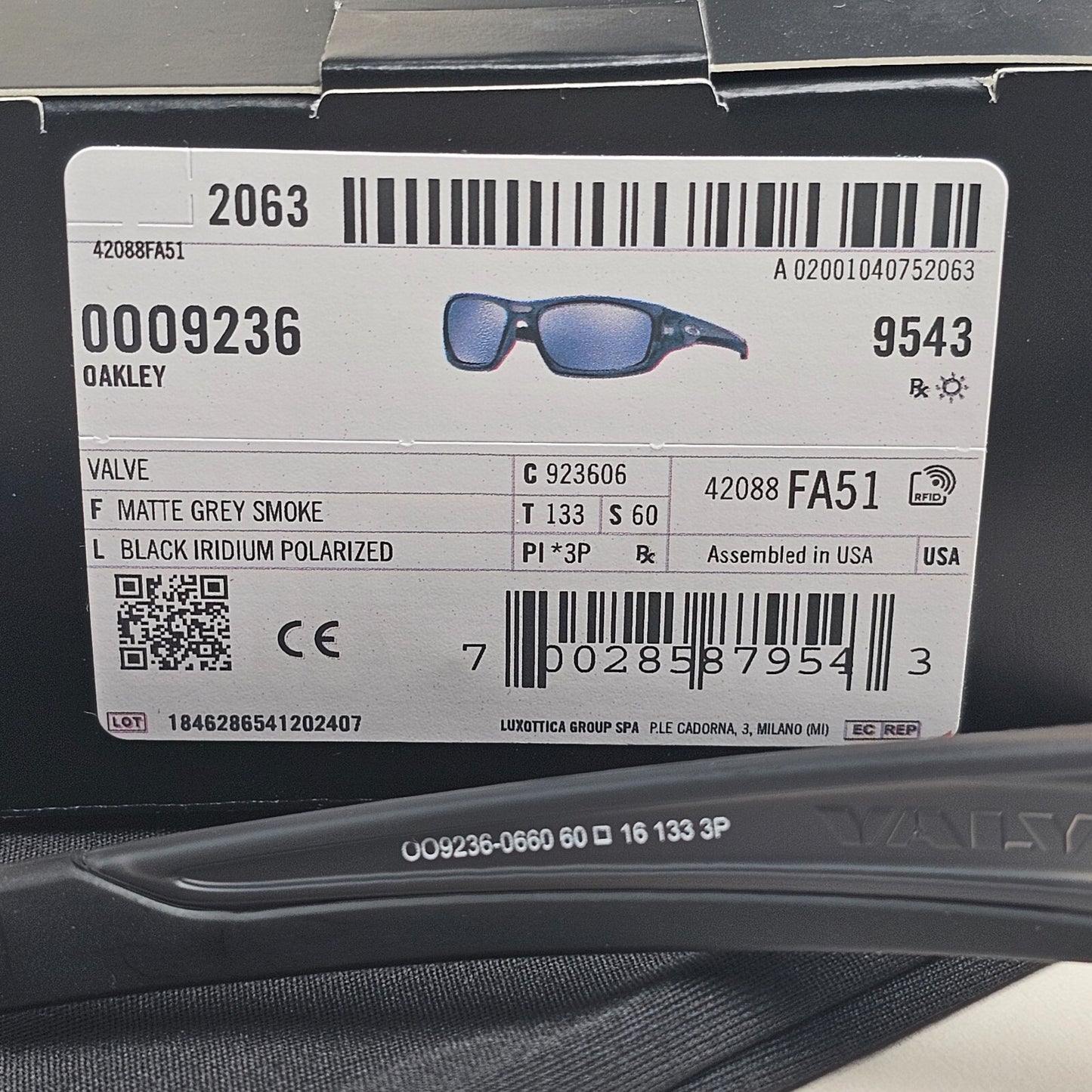 Oakley Sunglasses Polarized Valve Grey Matte Black Iridium OO 9236 Valve 06